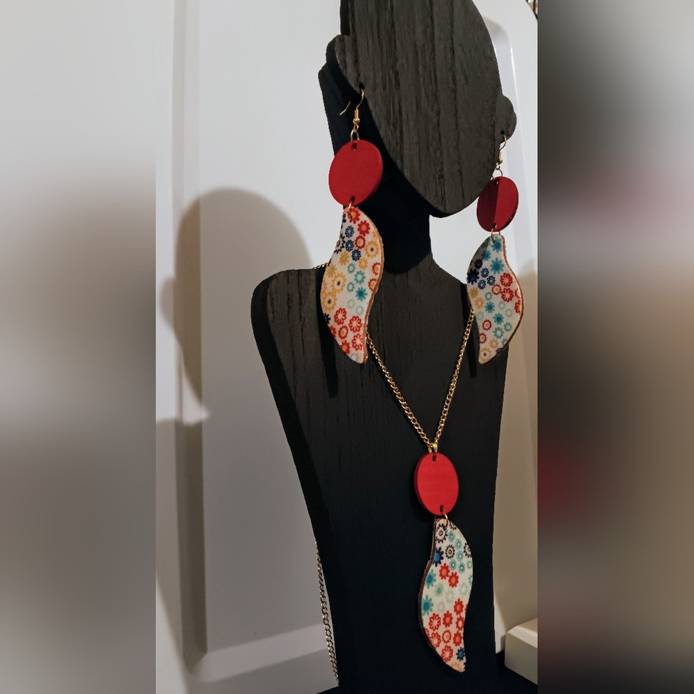 Wearable Art necklace set by Skye's Creations